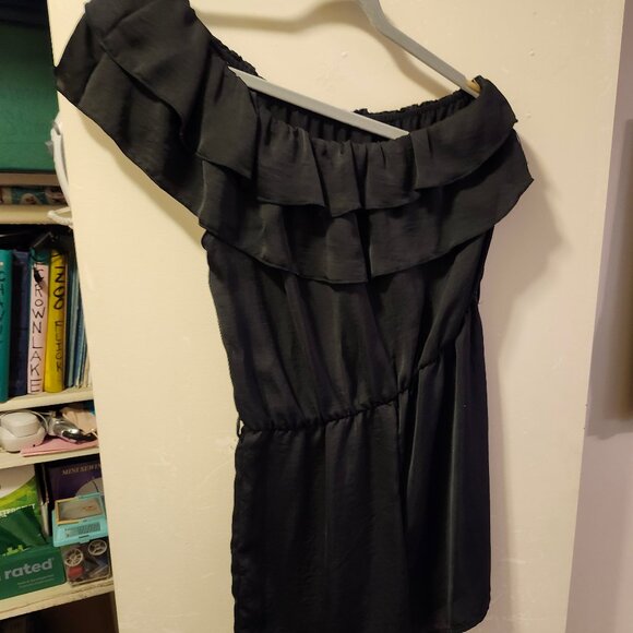 CUTE AND FUN UPSCALE BLACK ROMPER WITH RUFFLED SHOULDER~ - Picture 5 of 11